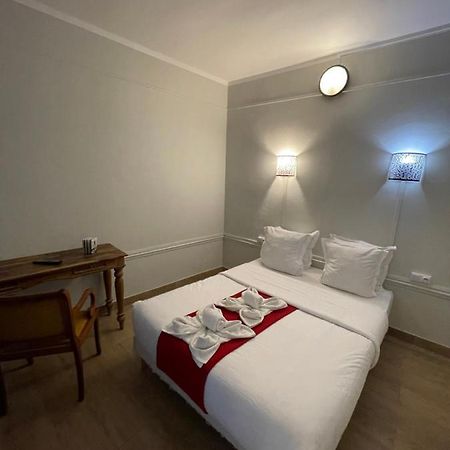 Hotel Central Saint-Denis  Exteriör bild
